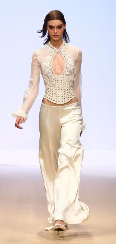 La modelo luce un diseño de Danny Atrache