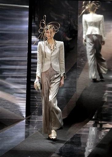 La modelo luce un diseño de Giorgio Armani