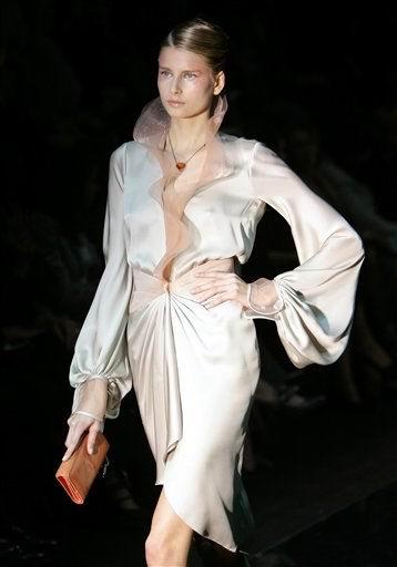 La modelo luce un diseño de Giorgio Armani