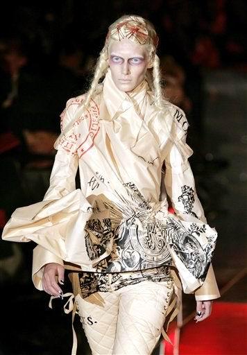 La modelo luce un diseño de John Galliano