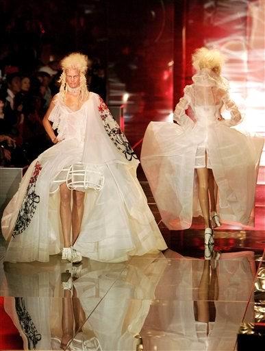 La modelo luce un diseño de John Galliano