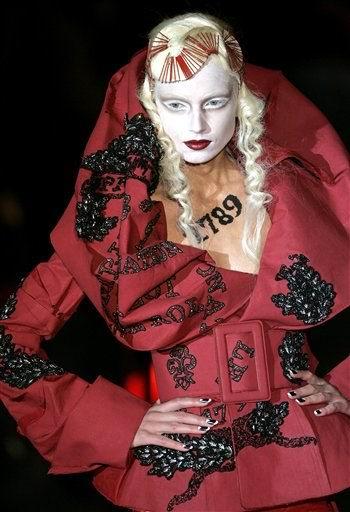 La modelo luce un diseño de John Galliano