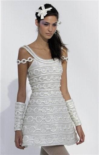 La modelo luce un diseño de Karl Lagerfeld
