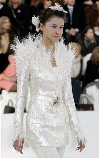 La modelo luce un diseño de Karl Lagerfeld