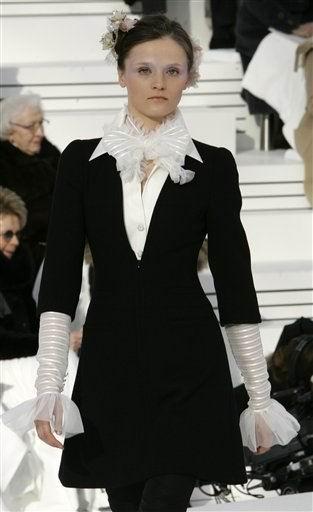 La modelo luce un diseño de Karl Lagerfeld