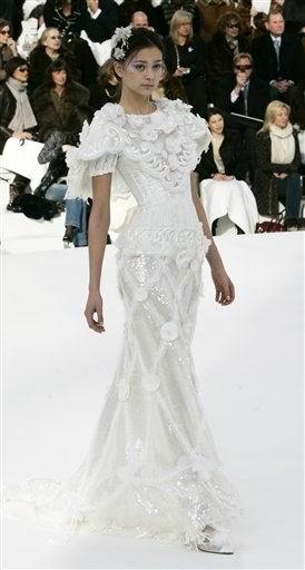 La modelo luce un diseño de Karl Lagerfeld
