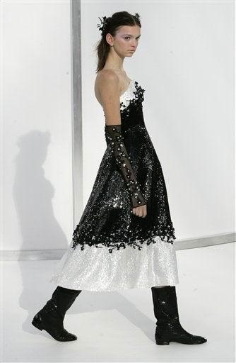 La modelo luce un diseño de Karl Lagerfeld