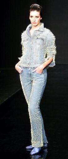 La modelo luce un diseño de Maurizio Galante