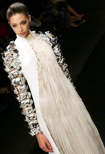 La modelo luce un diseño de Maurizio Galante