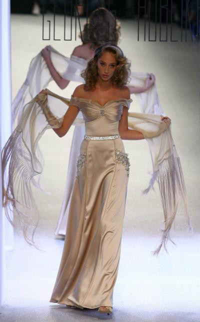 La modelo luce un diseño de Oliver Weiken
