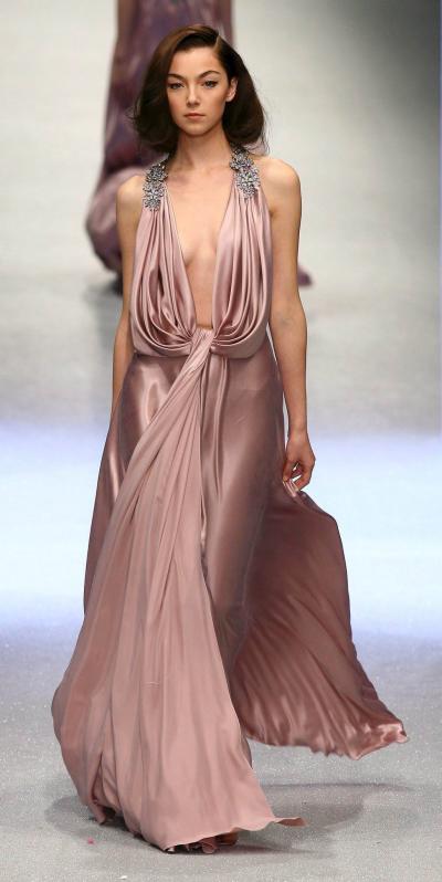 La modelo luce un diseño de Oliver Weiken