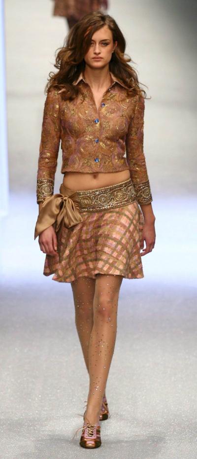 La modelo luce un diseño de Oliver Weiken