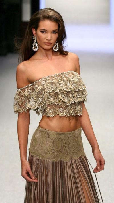 La modelo luce un diseño de Oliver Weiken