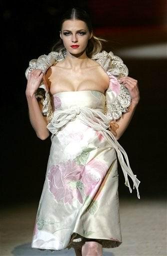 La modelo luce un diseño de Valentino