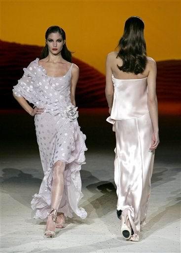 La modelo luce un diseño de Valentino