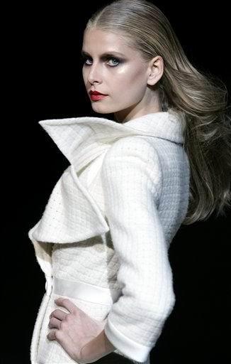 La modelo luce un diseño de Valentino
