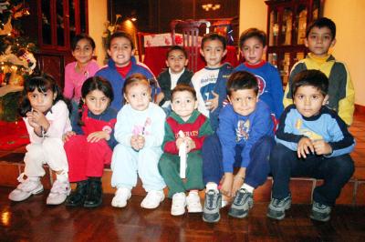 gr_26012006 
Karen Fernanda Martínez Saucedo acompañada por sus primitos y y su hermanito en la pijamada que le organizaron sus papás con motivo de sus cuatro años de vida