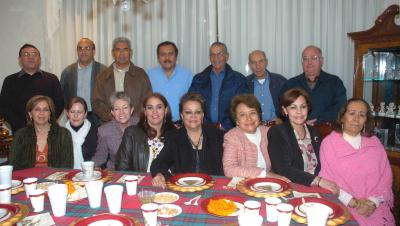 gr_26012006 
Paco, Manuel, Mary Carmen, Roberto, Alicia, Sergio, Elba, Guillermo, Mely, Héctor, Magda, José, Rosy, René y Nora, en pasado convivio.