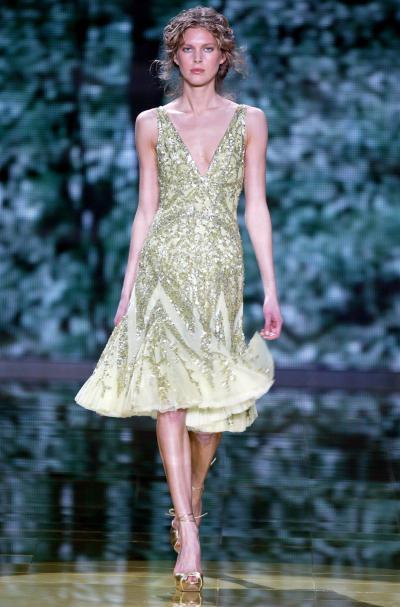 La modelo luce un diseño de  Elie Saab.