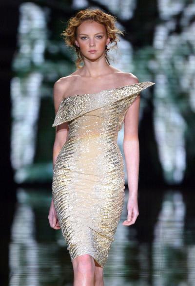 La modelo luce un diseño de  Elie Saab.