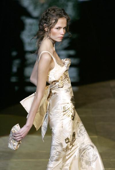 Estrategia particularmente apreciada en París, donde la prensa especializada asegura que es 'el modisto que vende más alta costura en el mundo'.La modelo luce un diseño de  Elie Saab.