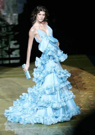 Jóvenes promesas de la moda como la firma 'On aura tout vu' o Richard René; figuras importantes como Christophe Josse o Franck Sorbier y nombres ya instalados como Jean-Paul Gaultier cerraronlas jornadas de alta costura para la primavera-verano 2006 de París.
Luce la modelo un diseño de Elie Saab.