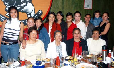 gr_27012006 
 Por su regreso a Italia, Ana Gabriela Pérez Paronetto fue despedida por un grupo de amigas y familiares.