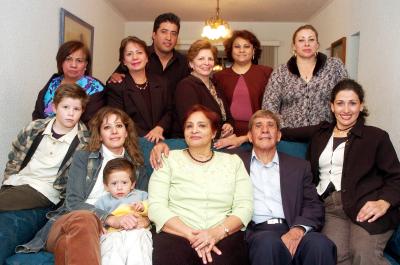 gr_29012006 
 Antonio Alvarado  y María Elena Magaña de Alvarado celebraron 45 años de casados con un ameno convivio