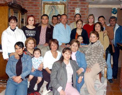 gr_29012006 
 Carlos Marco García Ruvalcaba disfrutó de un ameno conviio que le organizaron sus familiares con motivo de sus  30 años de edad