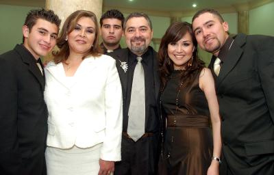 gr_29012006 
Dolores Ávila de cabrera y marco Antonio Cabrera Soto celebraron 25 años de matrimonio en compañia de sus hijos José Antonio, María Alejandra, Juan Bernardo y Óscar Eduardo