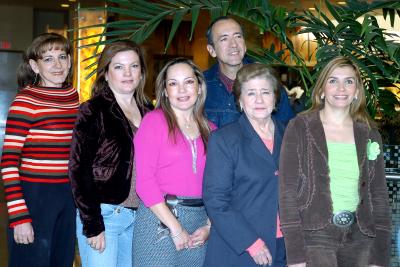 gr_29012006 
 Gloria Casanova de Cervantes acompañada por su mamá y sus hermanos en la fiesta de cumpleaños que le ofrecieron recientemente