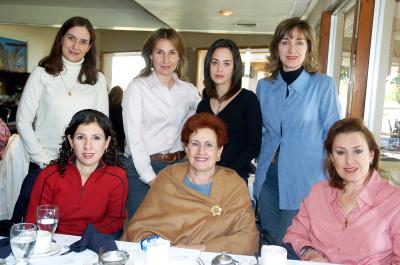 gr_29012006 
 Miriam Batarse, con su mamá Miriam de Batarse, sus hermanas y cuñadas.