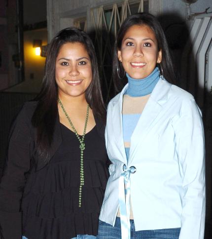 chi_29012006 
María del Carmen Fuentes Luévano acompañada por su hermana Isabel.