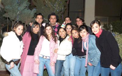 gr_30012006 
Naville, Mariana, Alina, Fanny, Chuy, Gerardo, Ricky, Adrián, Caro, Any y Jimena felicitaron a Carolina Villarreal Zambrano.