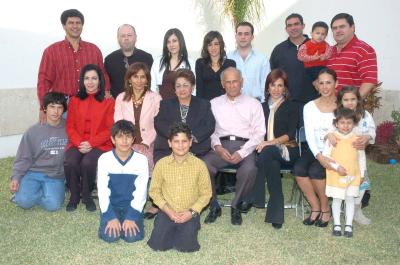 gr_31012006 
Don Clemente Juárez Barrenechea festejó su cumpleaños con su esposa Dora, hijos, nietos y yernos.