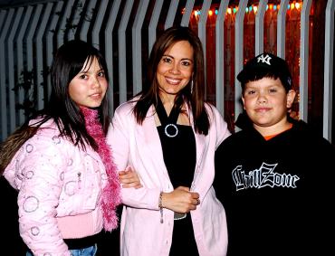 ch_01022006 
Andrea Morales Villalobos, Claudia Villalobos y Ernesto Morales.