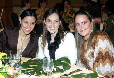 va_03022006 
Mónica de Villalobos, Mariana de Portilla y Brenda de Villalobos.