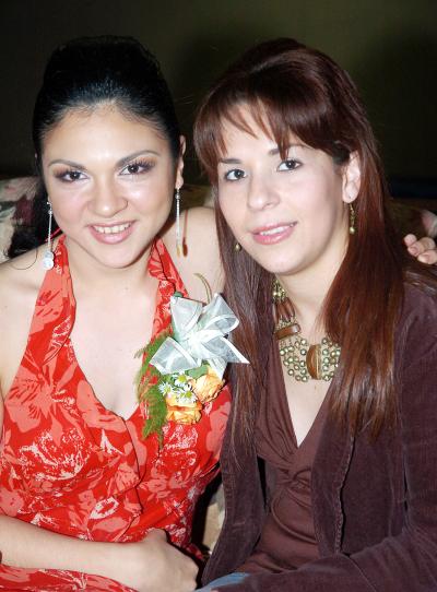 de_04022006 
Ana Laura Rodríguez en compañía de su prima Ángela Villarreal Pérez.