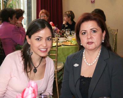va_04022006 
Mariam Villalobos González  y Lety de Gómez.