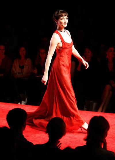 La actriz de Broadway Bebe Neuwirth con un vestido de Narciso Rodríguez.
