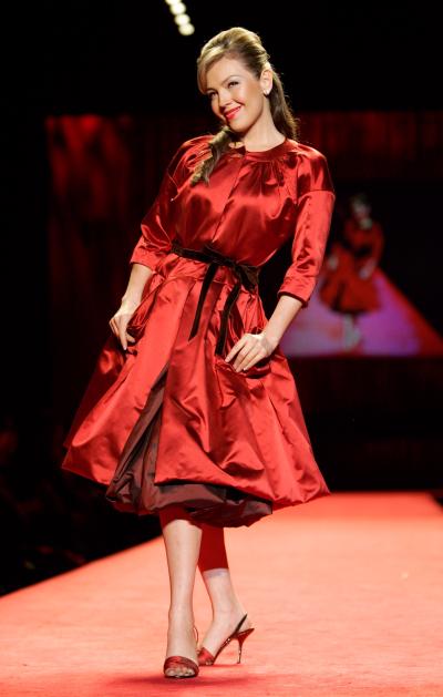 La cantante mexicana Thalía participó con éxito en el evento La Colección Vestido Rojo 2006 que celebró el viernes el segundo aniversario del símbolo nacional de concientización para las mujeres y las enfermedades cardiacas: el vestido rojo.