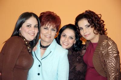 ch_05022006 
Irma RIvera de Jurado acompañada por sus hijas Cecy de Campos y  Claudia de Llaca y Claudia Montañez Rivera.