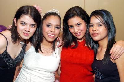 ch_05022006 
 Pamela Nafarrete Rivera el día de su cumpleaños acompañada por sus amigas