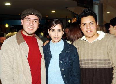 ch_05022006 
Sergio Garza, Ileana Samaniego y Paco Polansey