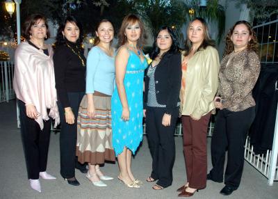 de_05022006 
Ana Judith Sánchez Zúñiga acompañada por un grupo de amigas en la despedida de soltera que le ofrecieron por su cercana boda