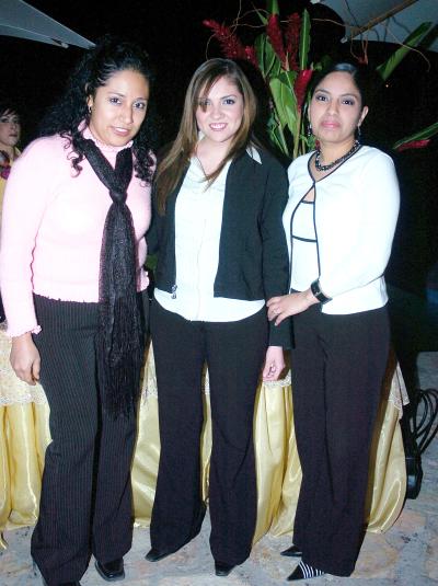 de_05022006
 Lupita, Adriana y Rocío.