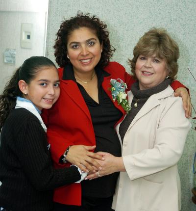 va_05022006 
Alicia Álvarez de Luévano acompañada por su mamá QUecho de Álvarez y su hija Alicia Luévano.