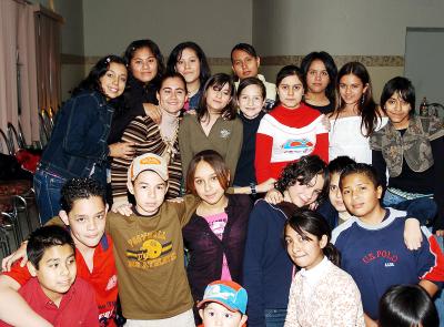 gr_05022006 
Con una estupenda reunión fue festejada Desiree Carreón Ordaz al cumplir 13 años de edad