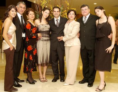 gr_05022006 
Miriam Soraida Cuéllar Flores y Pablo Javier Salinas Hinojosa acompañados por amigos y familiares el día de su boda civil