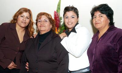 va_05022006 
Juanita Ordaz Teniete disfrutó de un ameno convivio de su cumpleaños que le organizaron Verónica, Isabel y Verónica Galindo